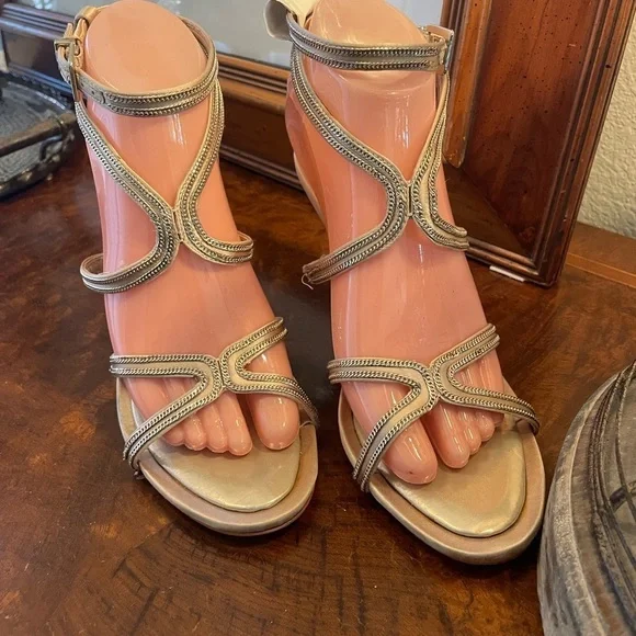 BCBG MAX AZRIA 8M Elegant Gold Strappy Women's Sandals ankle Strap 4” Gold heel - Picture 12 of 13